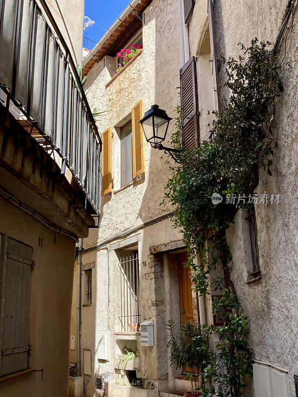 法国- Côte d 'Azur - Antibes -老城区的小街